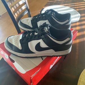 Nike Men's Black and White Low-Top Sneakers
